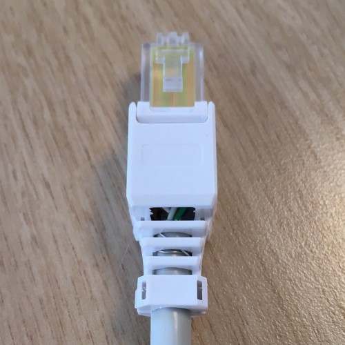 Engarce el conector sin herramientas