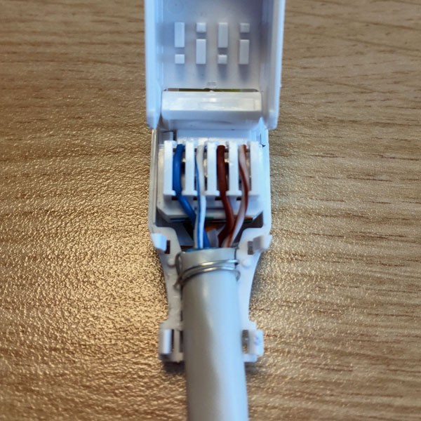 Inserte los pares de cables en el conector sin herramientas.