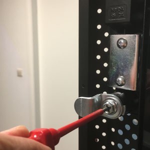 Instalación de la puerta del armario del servidor o del armario de pared