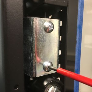 Ajustar la dirección de apertura de la puerta del armario del servidor