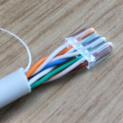 Inserte los cables en el conector.